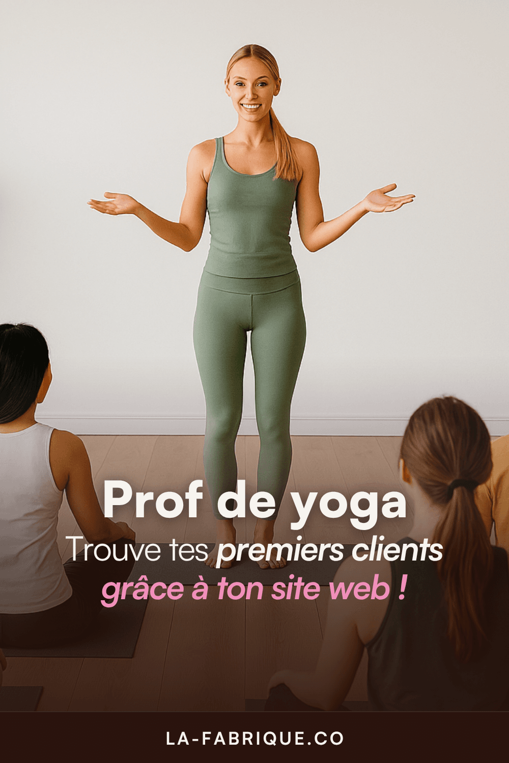 Prof de yoga souriante dans un studio lumineux enseignant à ses élèves – image motivante pour professeurs de yoga qui veulent attirer leurs premiers clients grâce à leur site internet.
