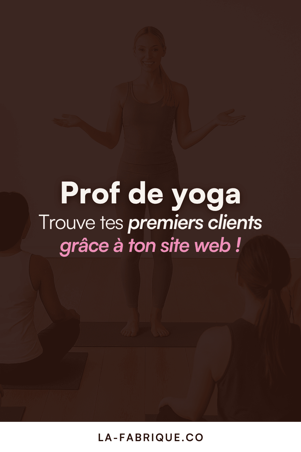 Prof de yoga débutante donnant un cours collectif – visuel inspirant pour apprendre à trouver ses premiers élèves grâce à un site web professionnel.