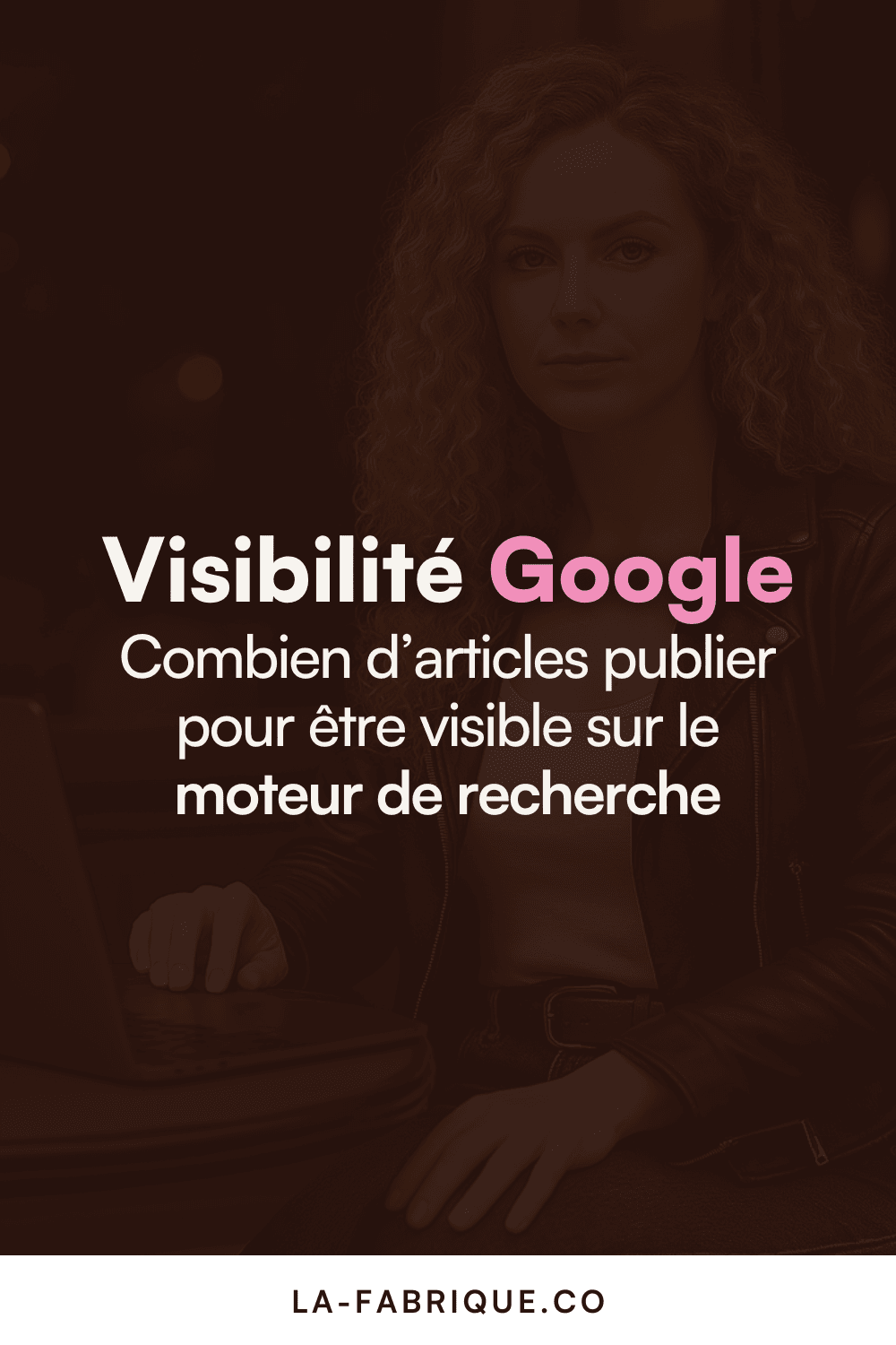 Affiche Pinterest sur la visibilité Google avec le texte : “Combien d’articles publier pour être visible sur le moteur de recherche.”