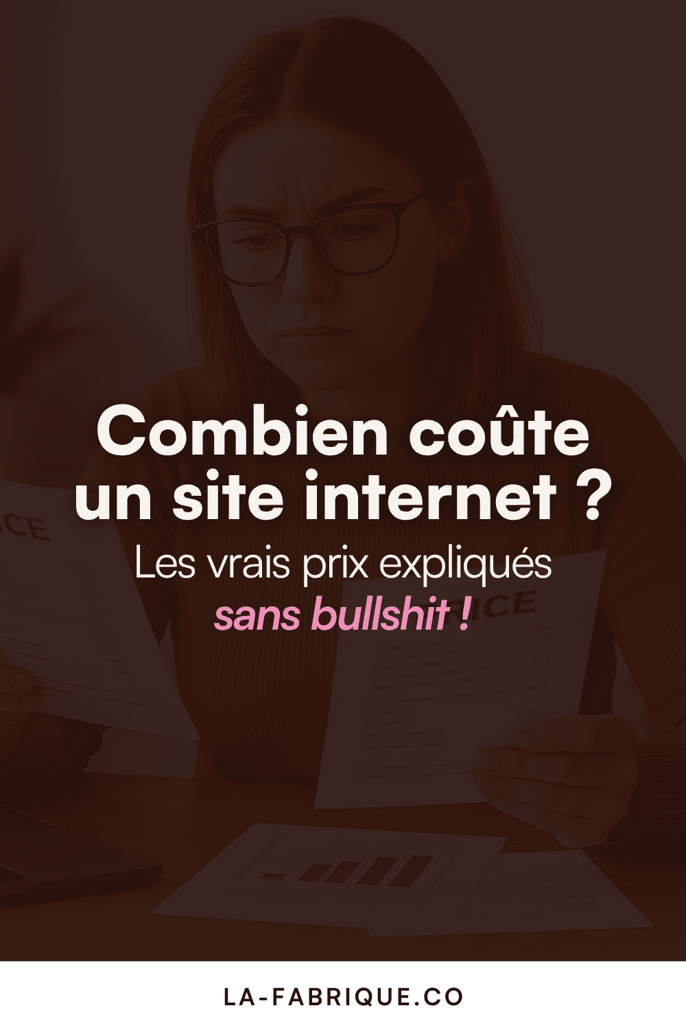 Visuel Pinterest avec fond sombre et texte : “Combien coûte un site internet ? Les vrais prix expliqués sans bullshit !