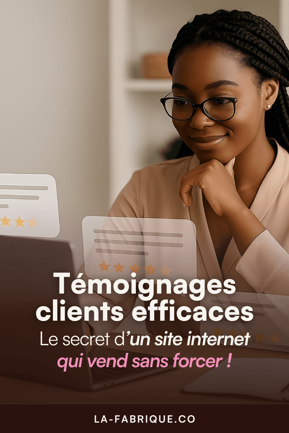 Femme entrepreneure noire avec des box braids souriante, regardant son ordinateur affichant des avis clients, illustrant l’importance de témoignages clients efficaces sur un site internet.