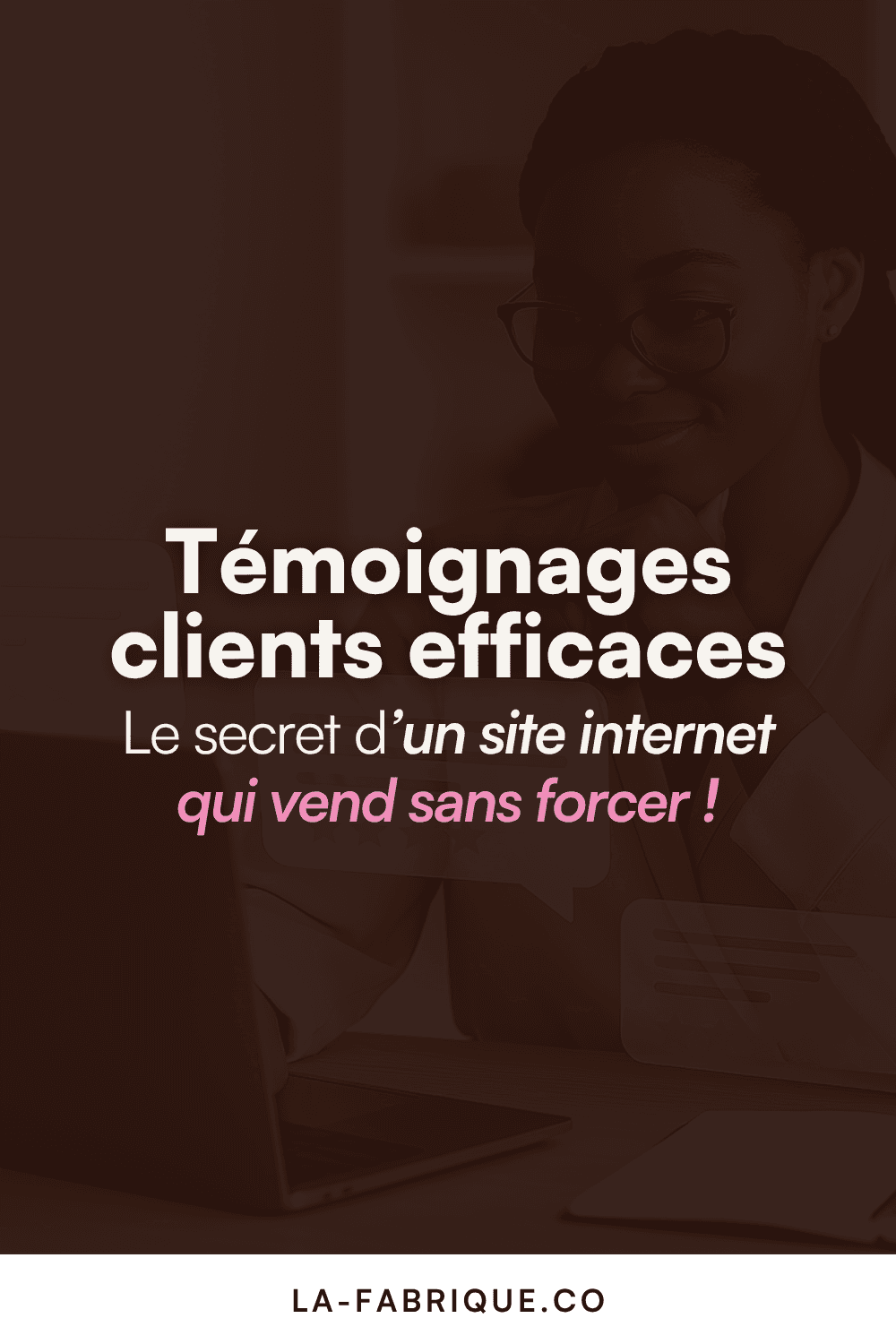 Affiche Pinterest sur les témoignages clients avec le texte “Témoignages clients efficaces – Le secret d’un site internet qui vend sans forcer”.