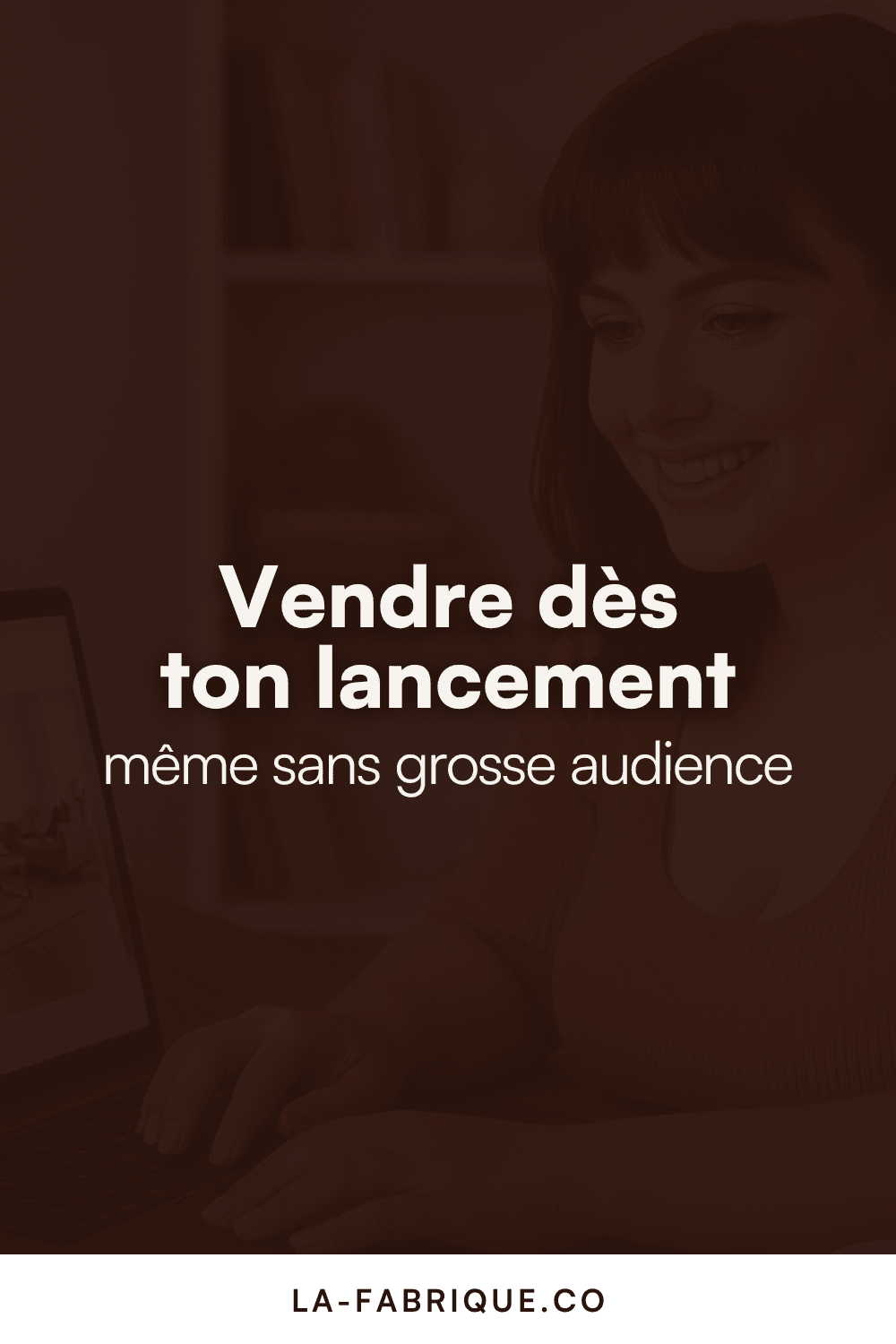 Femme caucasienne concentrée devant son ordinateur, illustrant la création d’un site web qui permet de vendre dès le lancement.